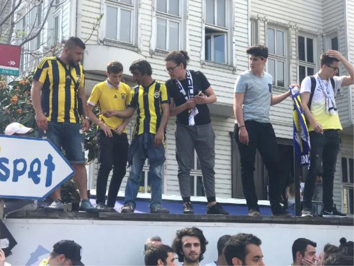 Fenerbahçe Taraftarı, Ali Koç\'un Mazbata Törenine Hazır