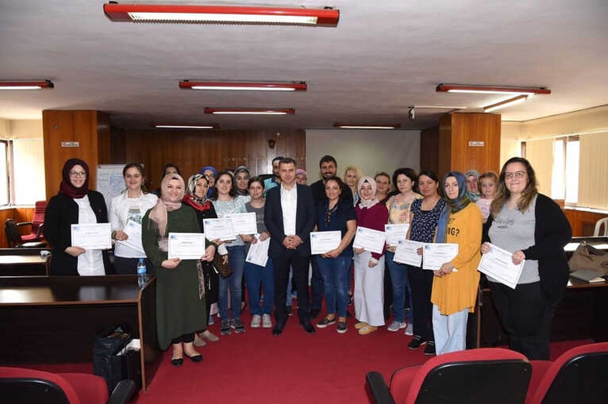 Girişimci Kadınlar Belgelerini Başkan Kuzu\'dan Aldı