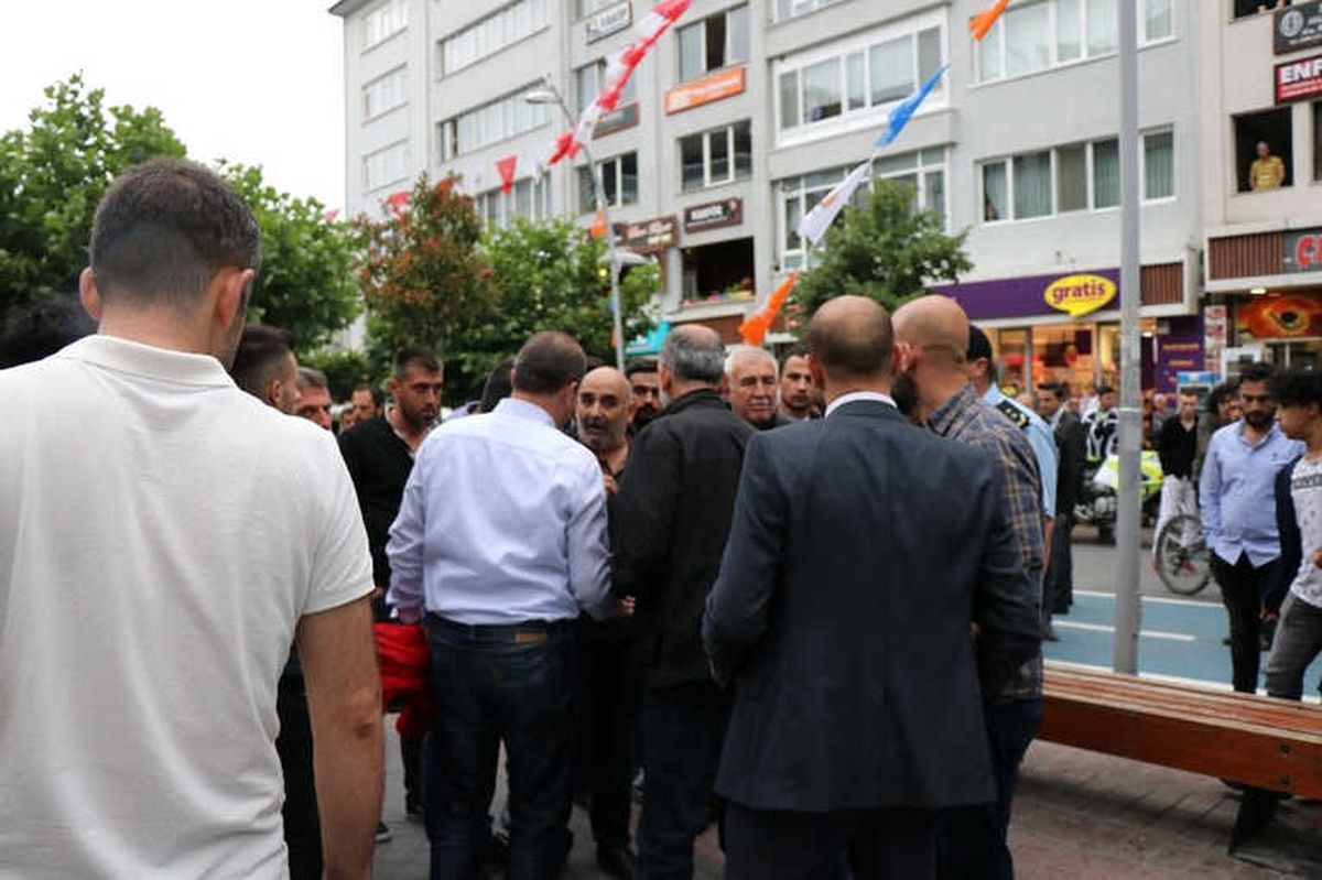 Hdp\'liler ile Karşıt Görüşlü Grup Cadde Ortasında Birbirine Girdi