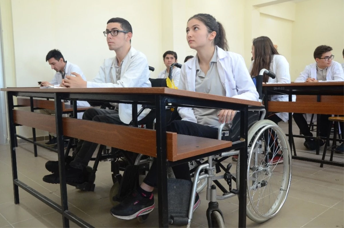 İki Engelli Öğrencinin Ortak Başarı Hikayesi