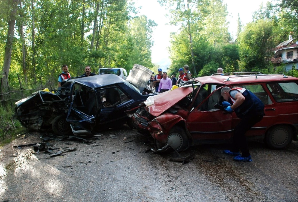 İki Otomobil Kafa Kafaya Çarpıştı: 1 Ölü, 12 Yaralı