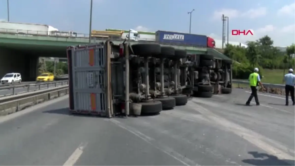 İstanbul- Basın Ekspres Yolu\'nda Bakır Yüklü Kamyon Devrildi; 2 Şerit Trafiğe Kapandı