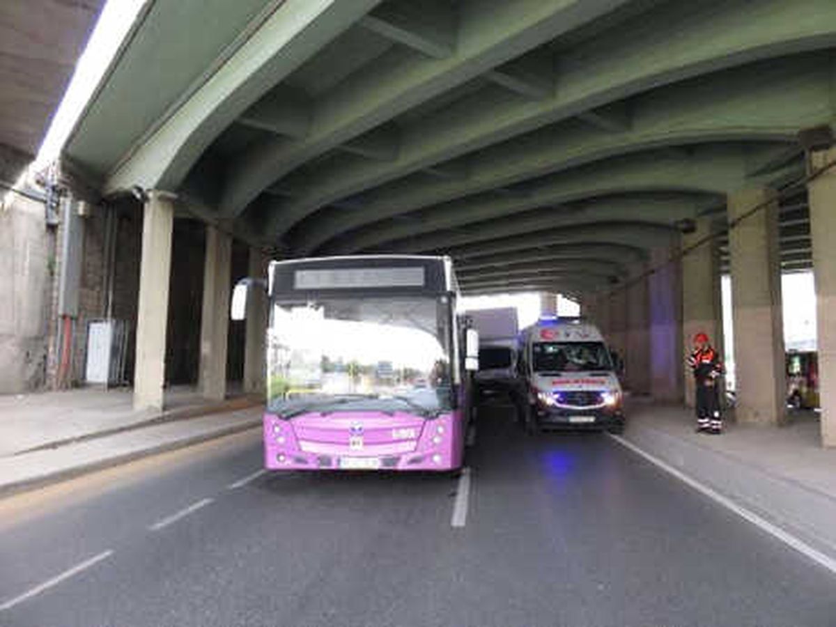 Kamyonet Otobüse Arkadan Çarptı: 2 Yaralı