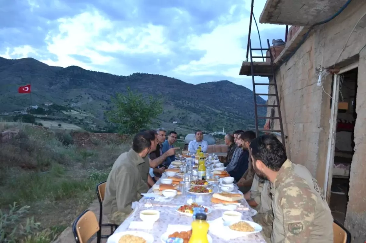 Kaymakam Beyaz, Güvenlik Korucularıyla Üs Bölgesinde İftar Açtı