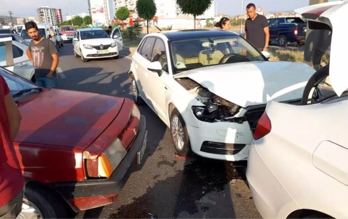 Köpeğe Çarpmamak İçin Fren Yapınca, 4 Araç Birbirine Girdi