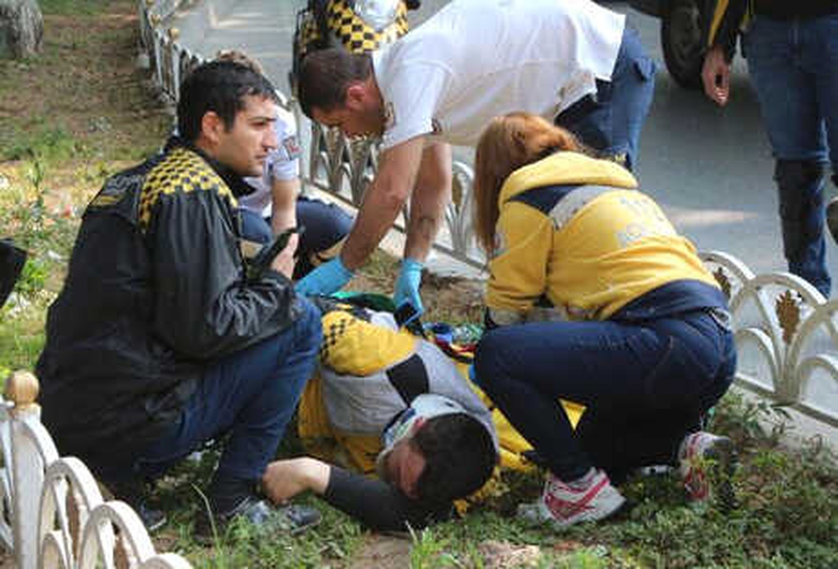 Motosikletiyle Korkuluklara Çarpan Sürücü Yaralandı