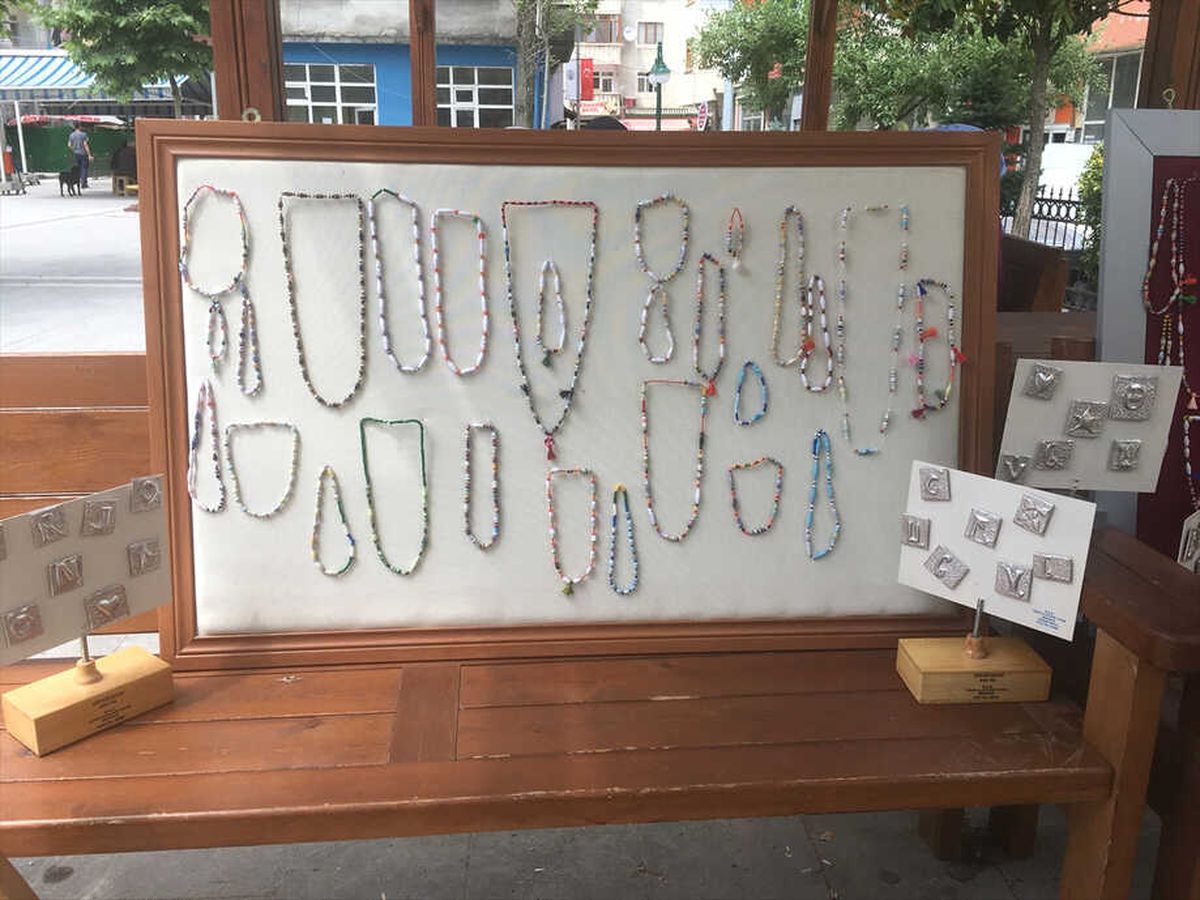 Öğrenciler Kağıttan Takı Yaptı