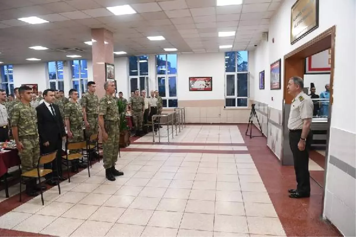 Orgeneral Akar, Erbaş ve Erlerle İftar Yemeğine Katıldı