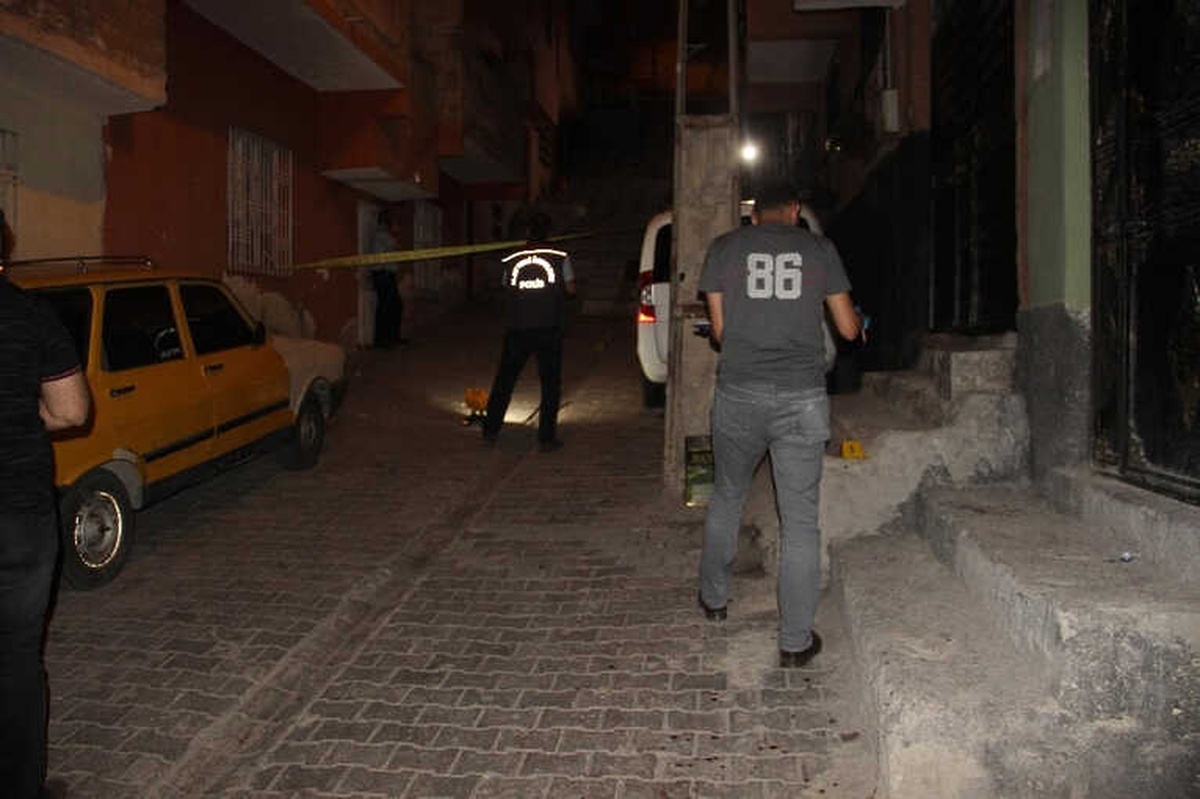 Park Yeri Kavgasında Silahlar Konuştu: 1\'i Polis 5 Yaralı