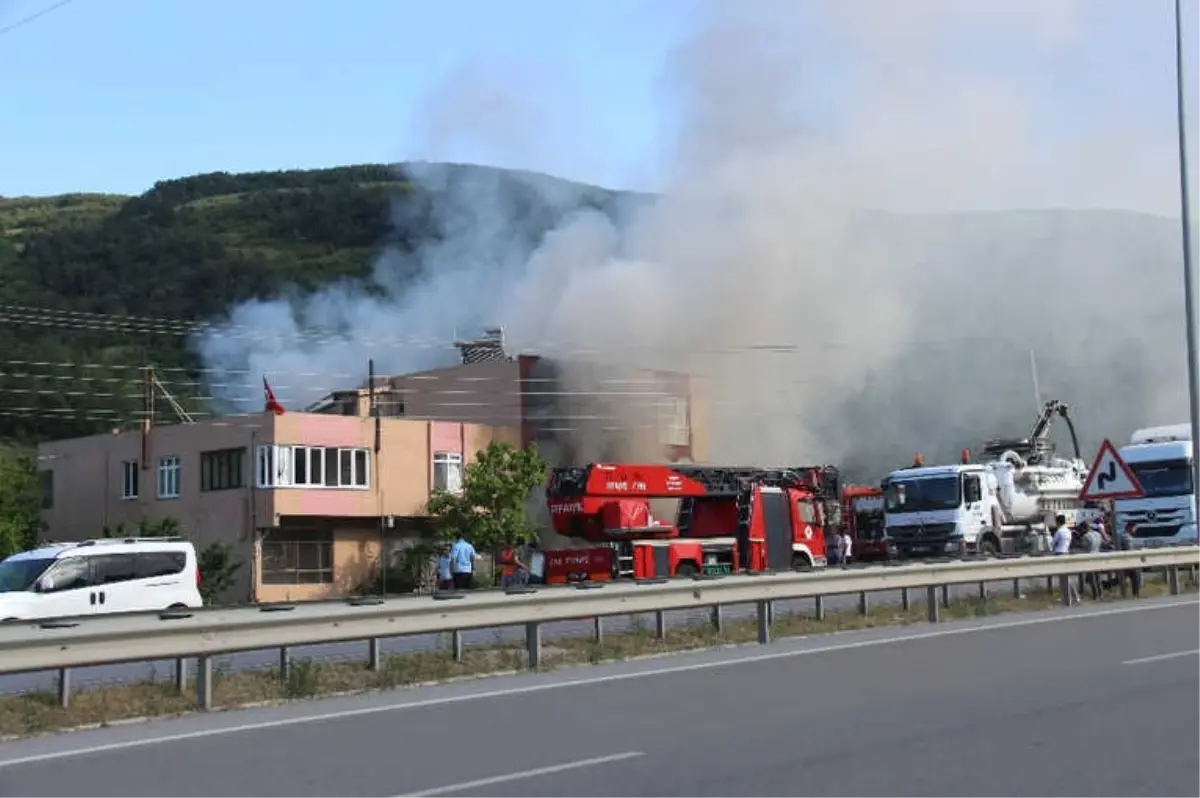 Pvc Pencere Atölyesi ve 2 Katlı Ev Alevlere Teslim Oldu