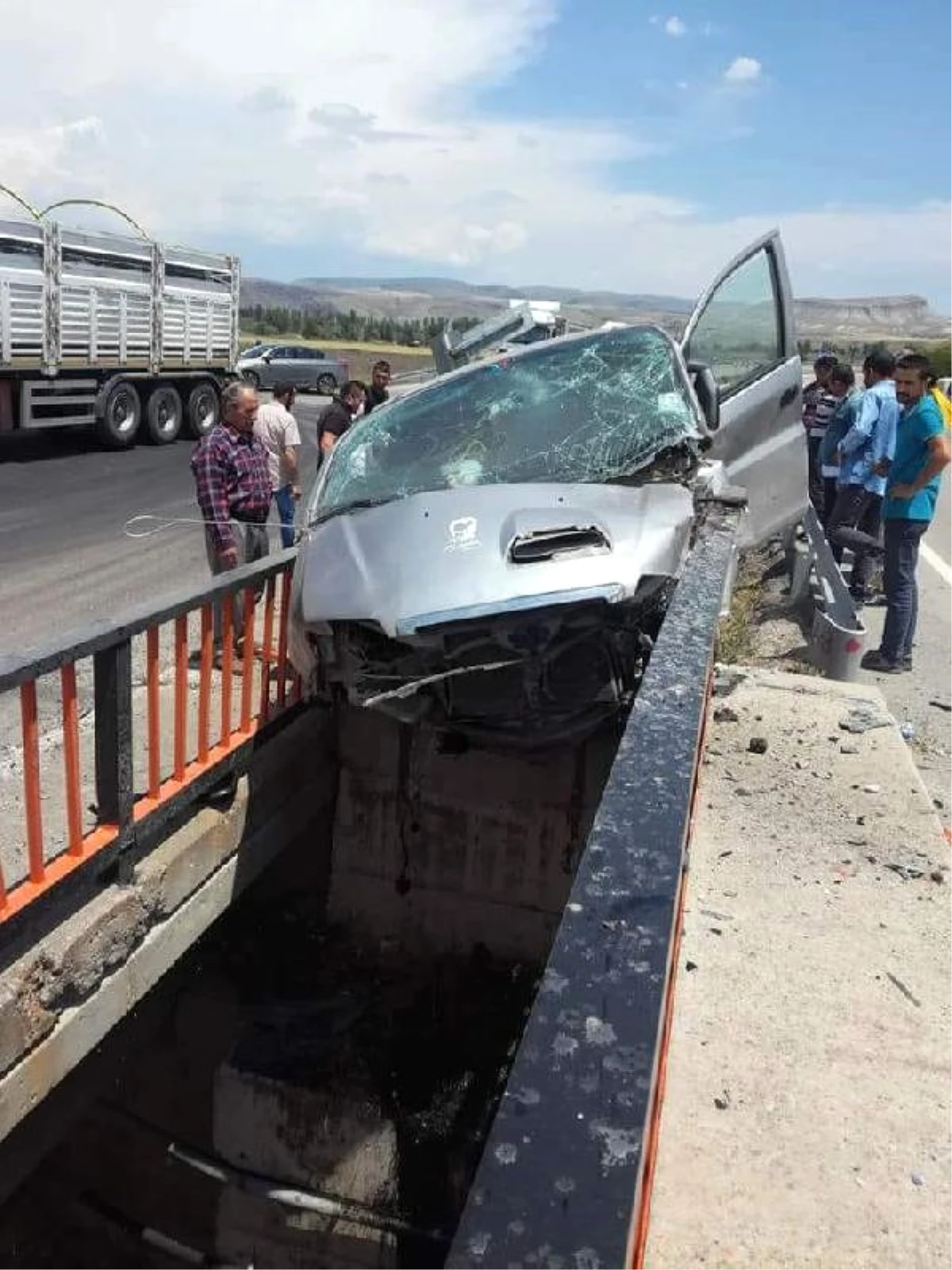 Refüje Çarpan Otomobil Köprüde Asılı Kaldı: 1 Ölü, 3 Yaralı