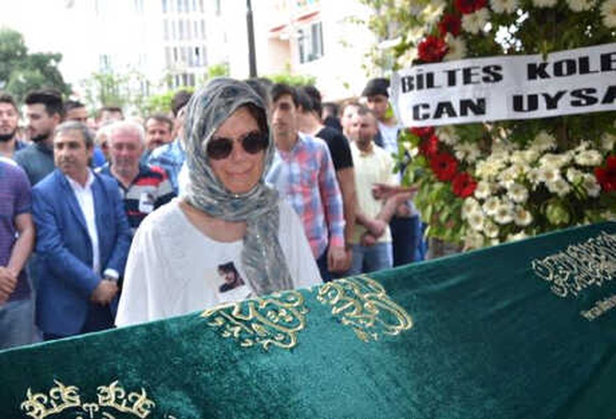 Şile\'de Boğulan Şarkıcı Onurcan Özcan Son Yolculuğuna Uğurlandı (2)