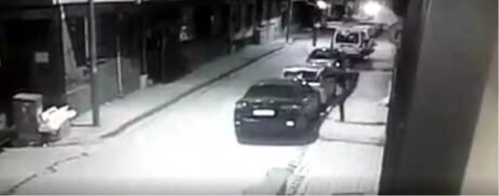 Telefondaki Kişiye Kızıp, Otomobilin Aynasını Kırdı