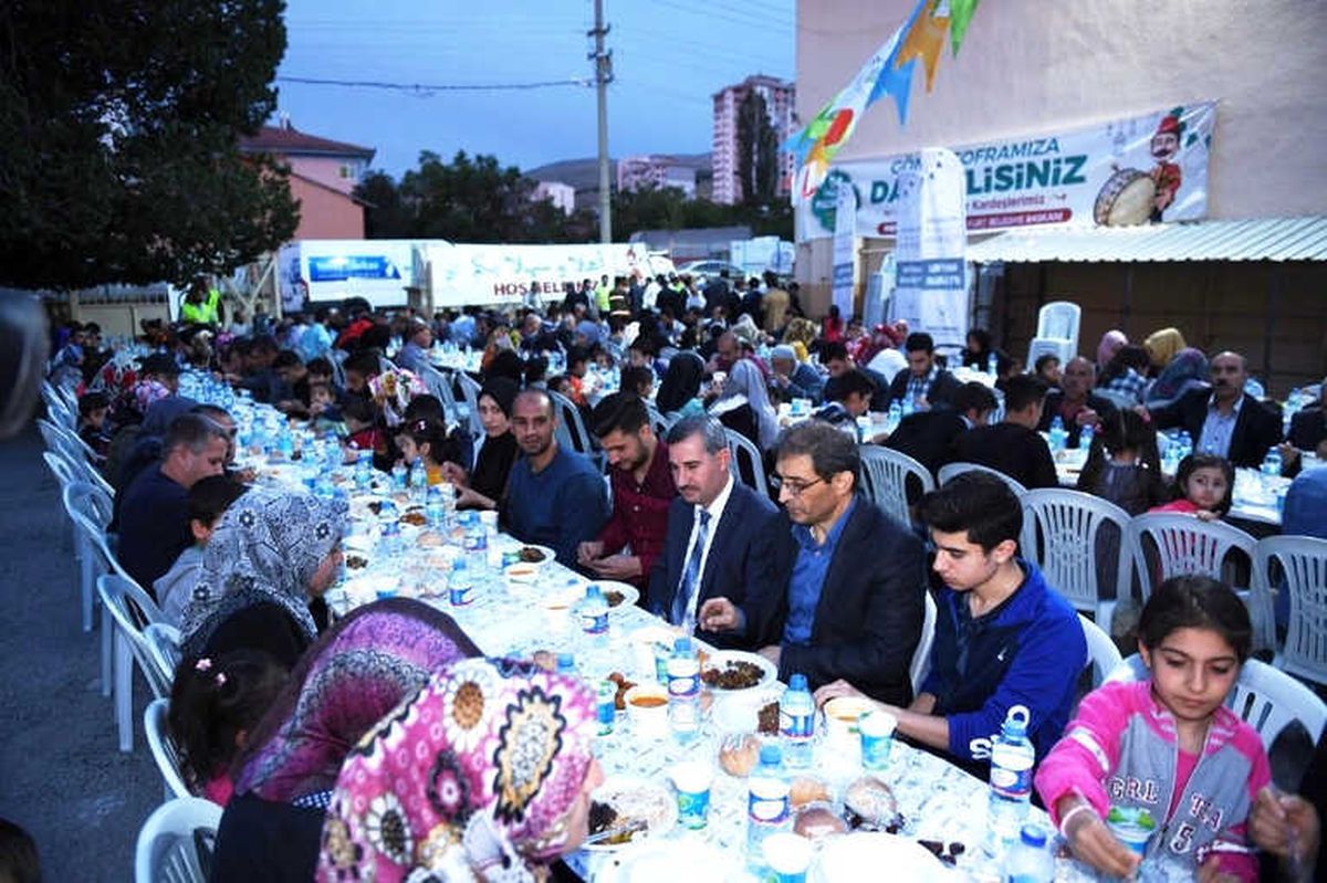 Yeşilyurt Belediyesi İftarda Suriyeli Aileleri Ağırladı