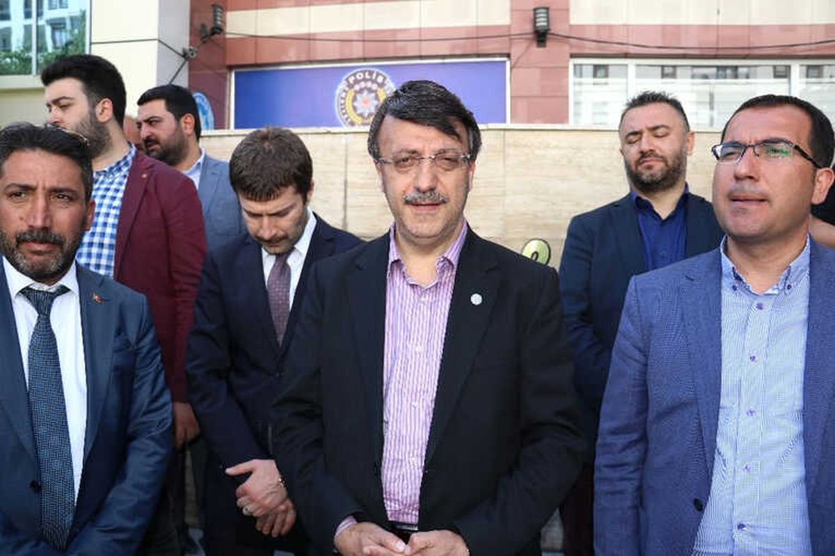 AK Parti Seçim Aracına Saldırı
