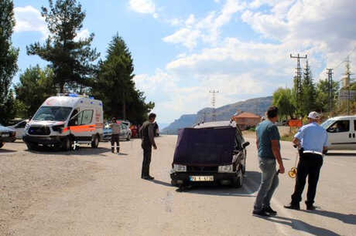 Ambulans Otomobille Çarpıştı: 1\'i Ağır 4 Yaralı