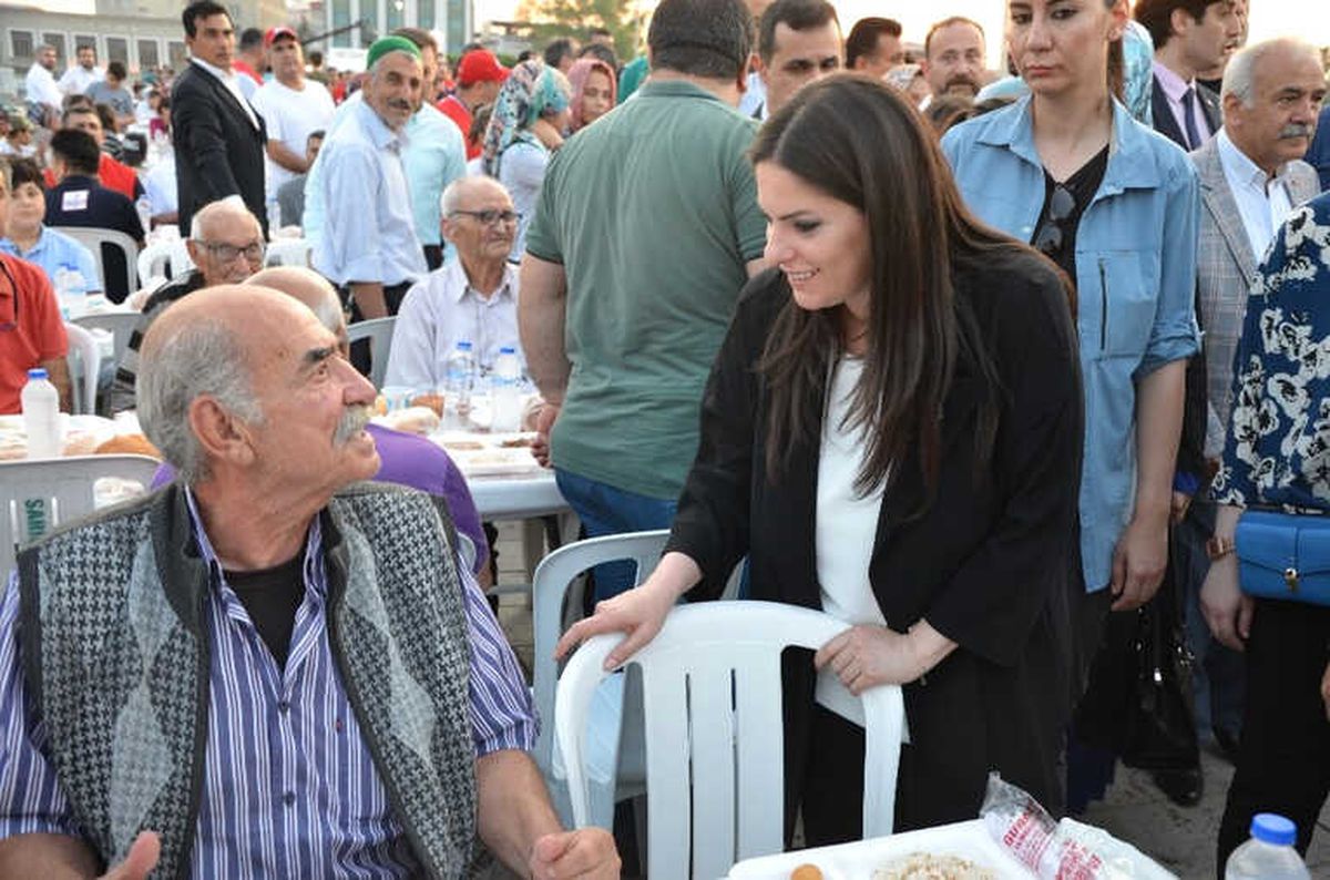 Bakan Sarıeroğlu Türk Kızılayı\'nın 8. Geleneksel İftarına Katıldı