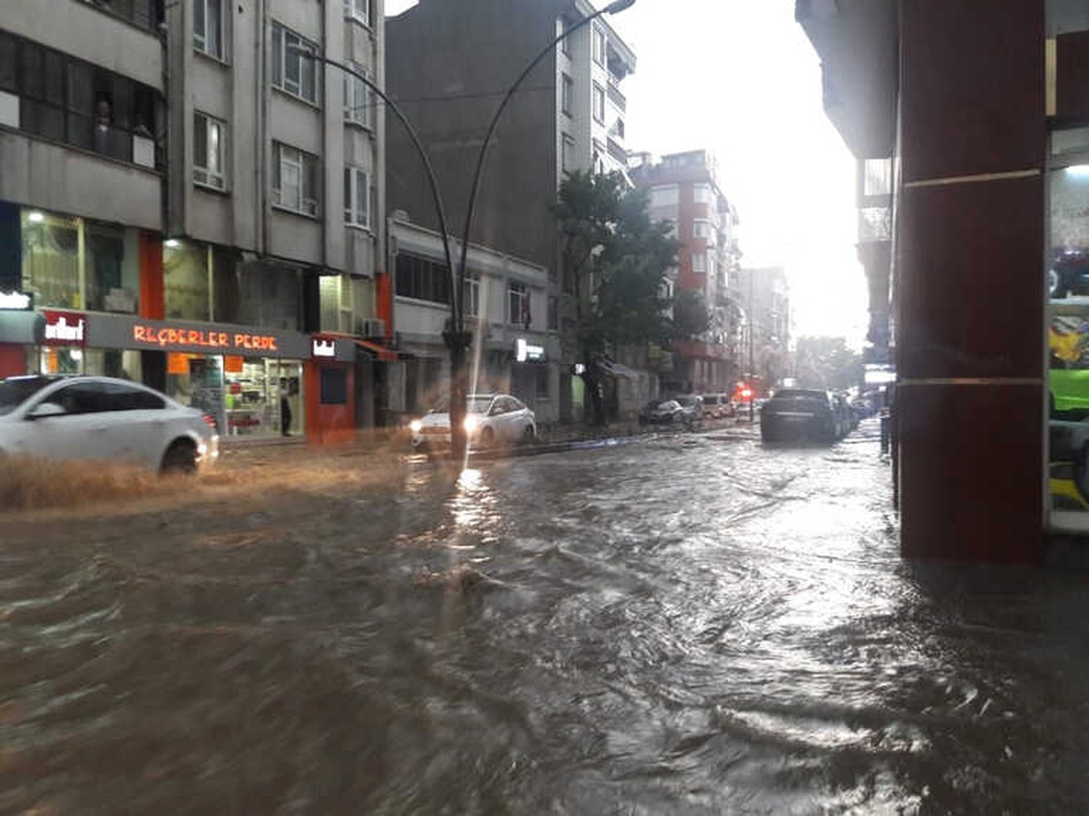 Bandırma ve Erdek\'te Ani Fırtına ve Yağış Etkili Oldu