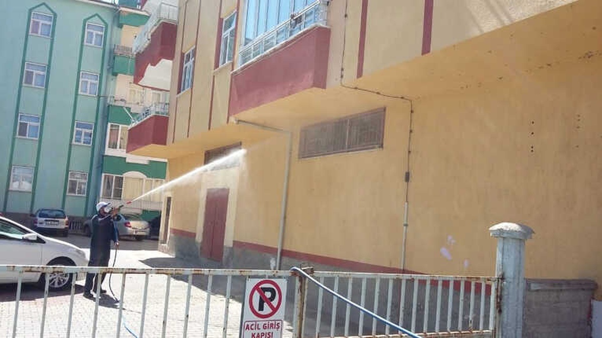 Beyşehir\'de Belediyesinden Tırtıl Mücadelesi