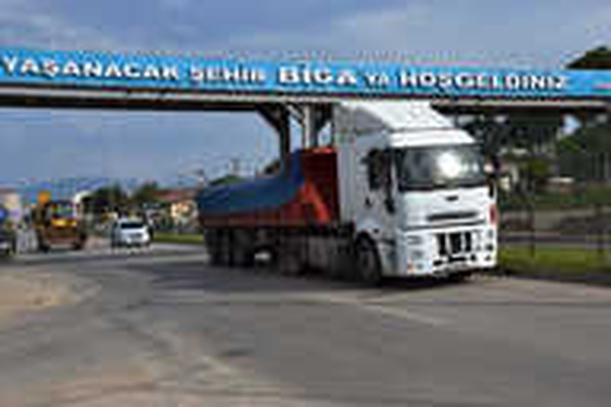Biga\'da Otomobil ile Tır Çarpıştı: 1 Yaralı