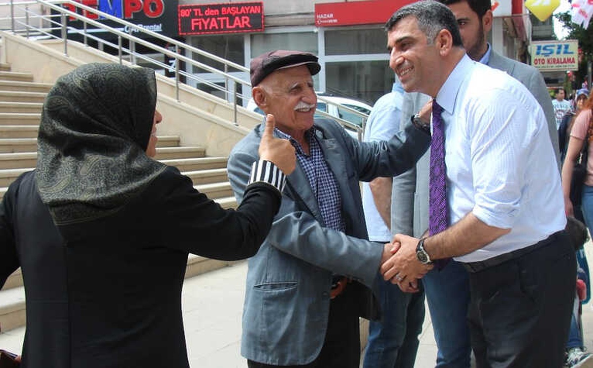 CHP\'li Erol, Sokak Sokak Gezerek Seçim Çalışması Yapıyor