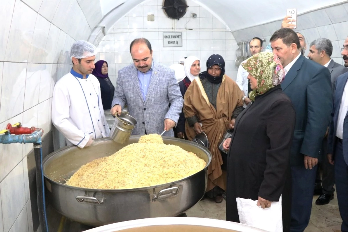 Çiftçi Aşevinde Yemek Dağıttı