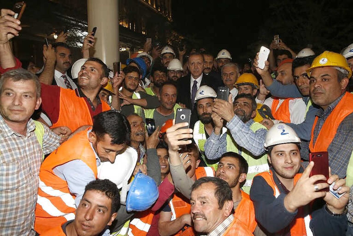 Cumhurbaşkanı Erdoğan, İnşaat İşçileriyle Sohbet Etti