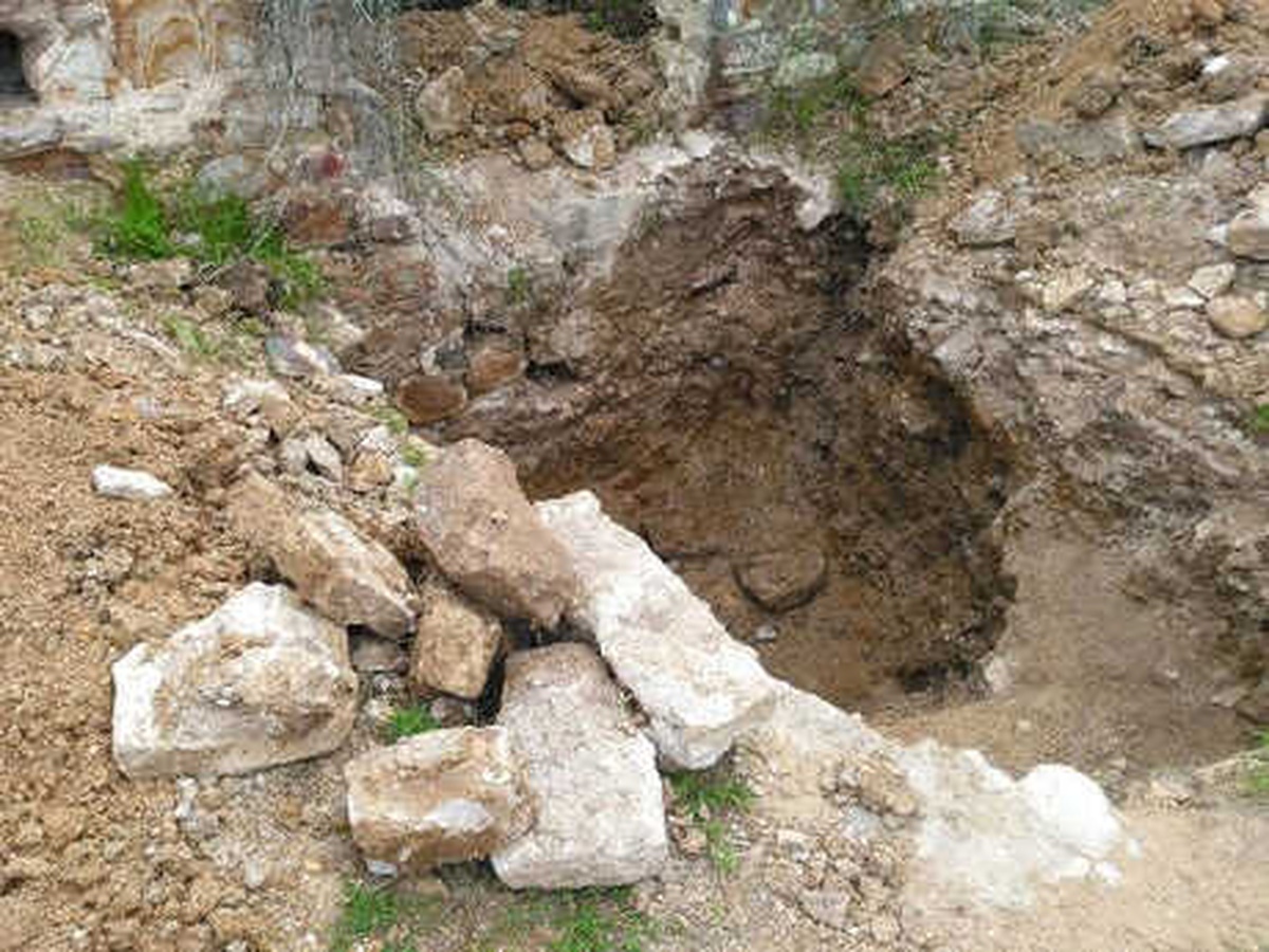 Defineciler, Çamlı Manastırı\'nı Delik Deşik Etti