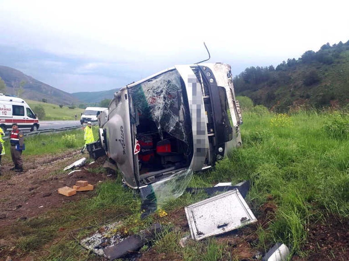 Erzincan\'da Yolcu Otobüsü Devrildi: 1 Ölü, 29 Yaralı