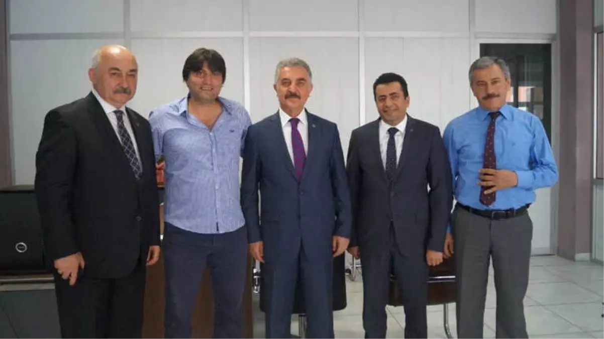 Gol Kralı Okan Yılmaz'dan MHP'ye Destek Ziyareti