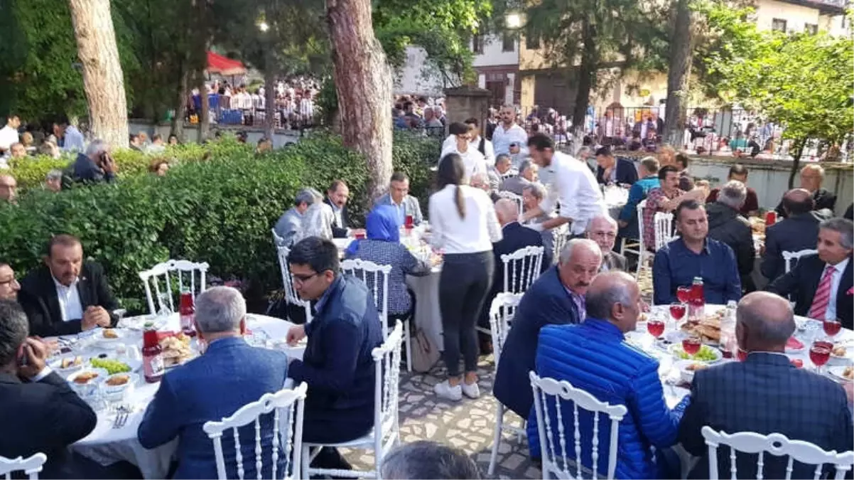 Güleç Ailesi Köy Meydanında Protokole ve Halka İftar Verdi