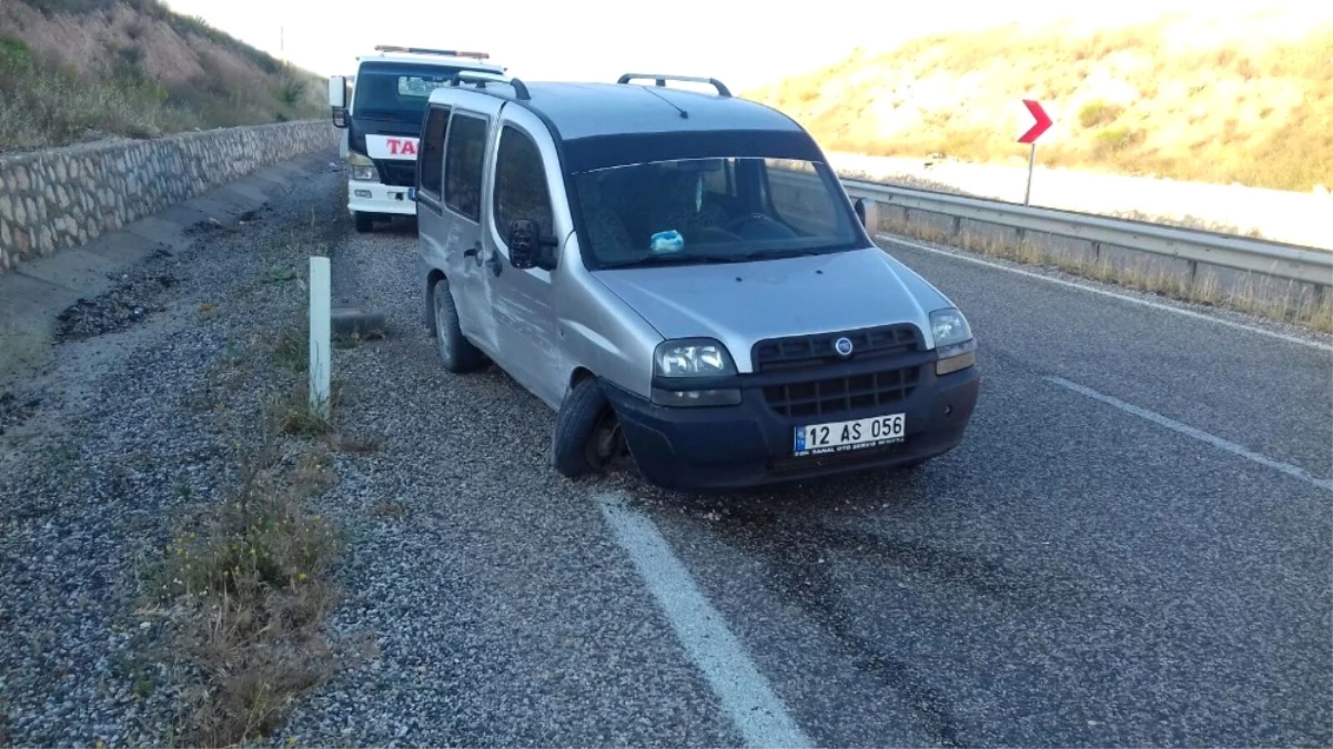 Hafif Ticari Araç İstinat Duvarına Çarptı: 2 Yaralı