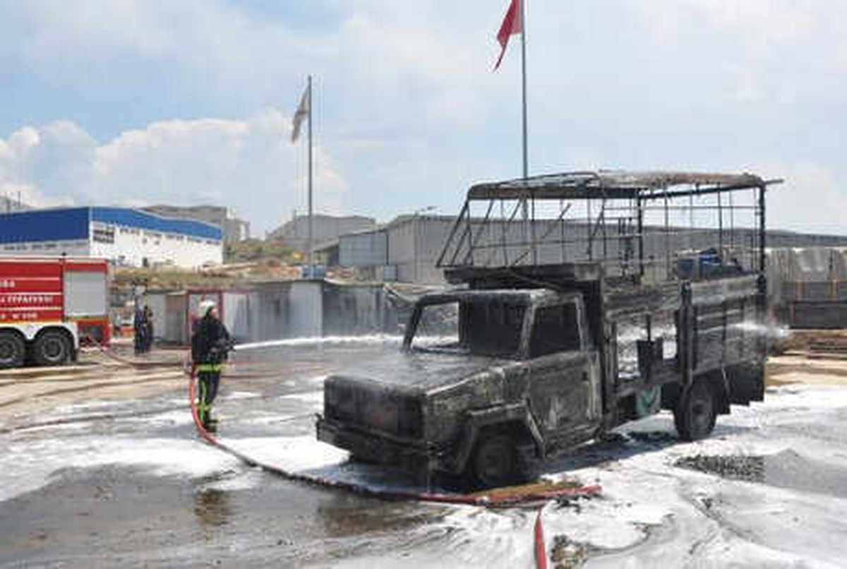İşçilerin Yatakhanesinde Çıkan Yangında 5 Araç da Hasar Gördü