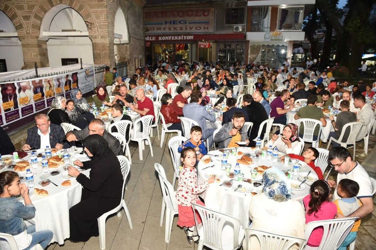 İshakpaşa Meydanı\'nda Anlamlı İftar