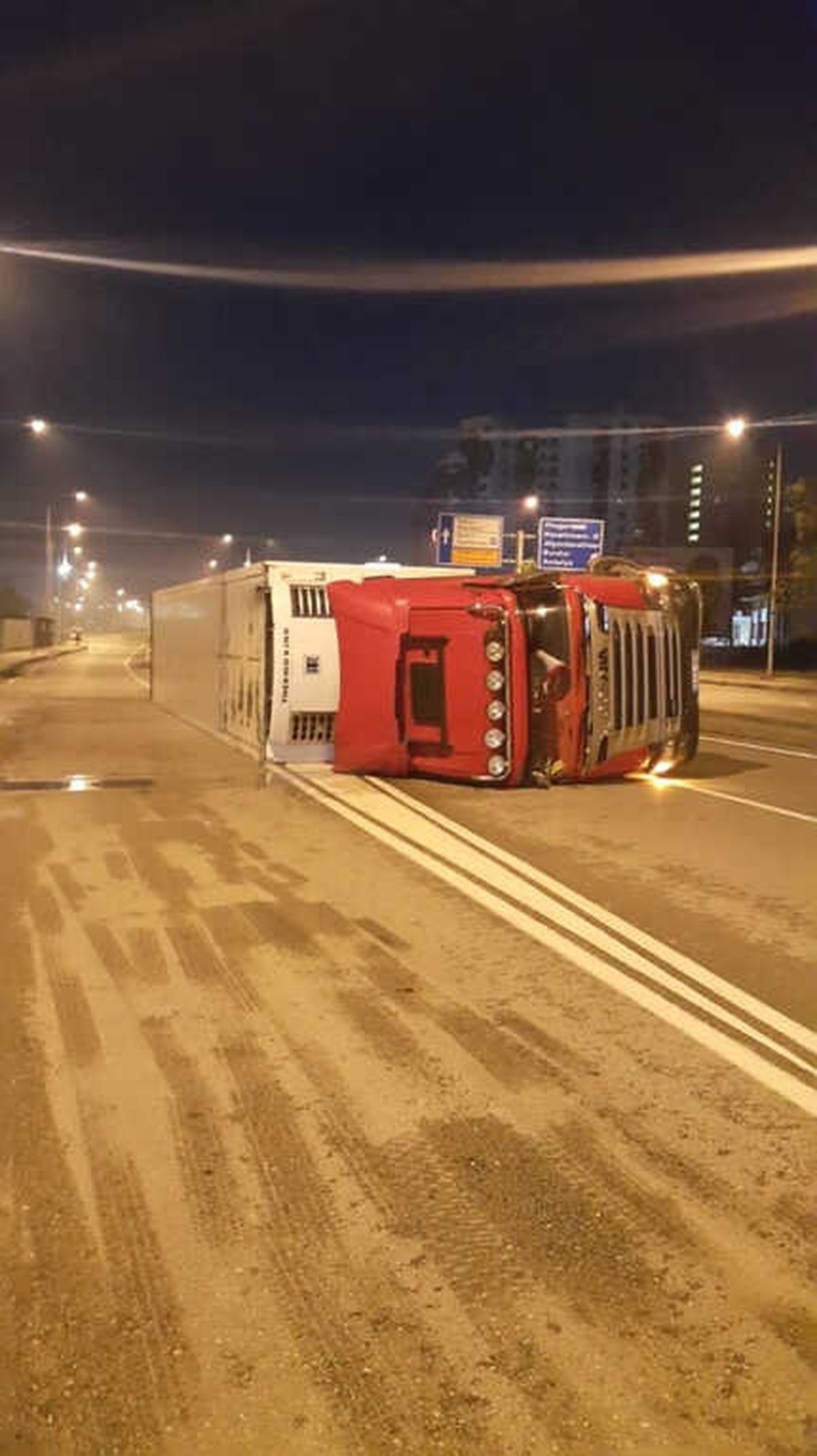 Isparta\'da Çilek Yüklü Tır Devrildi: 1 Yaralı