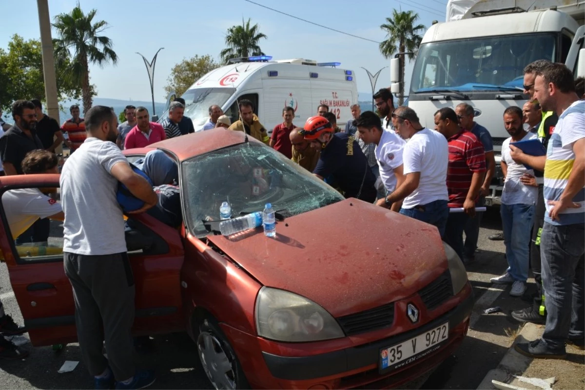 İzmir\'de Trafik Kazası: 1 Ölü, 1 Yaralı