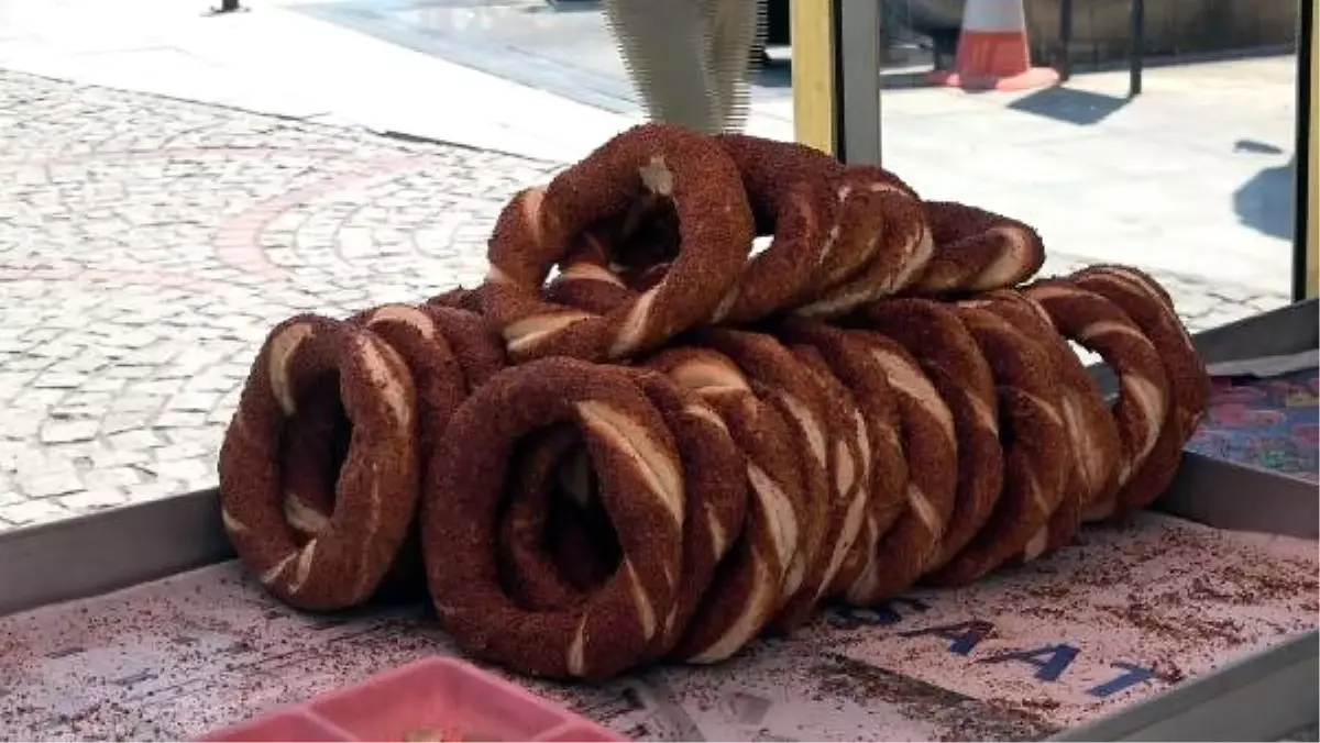 İzmit\'te Simit Tezgahları 1 Milyon 147 Bin Liraya Kiralandı