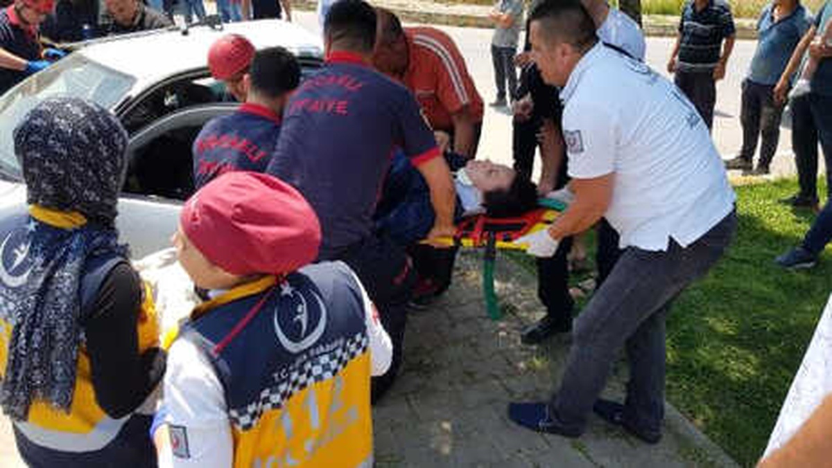Kamyonet ile Otomobil Çarpıştı: 5 Yaralı