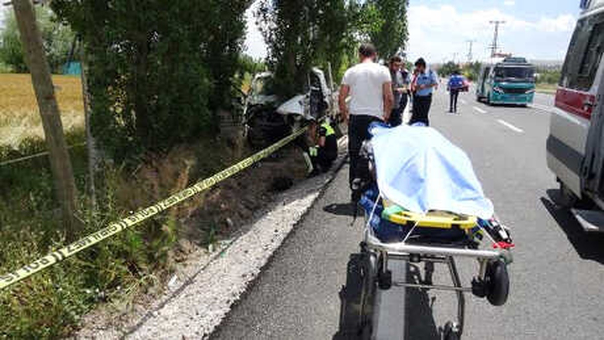 Kamyonet Motosiklete ve Ağaca Çarptı: 1 Ölü, 4 Yaralı