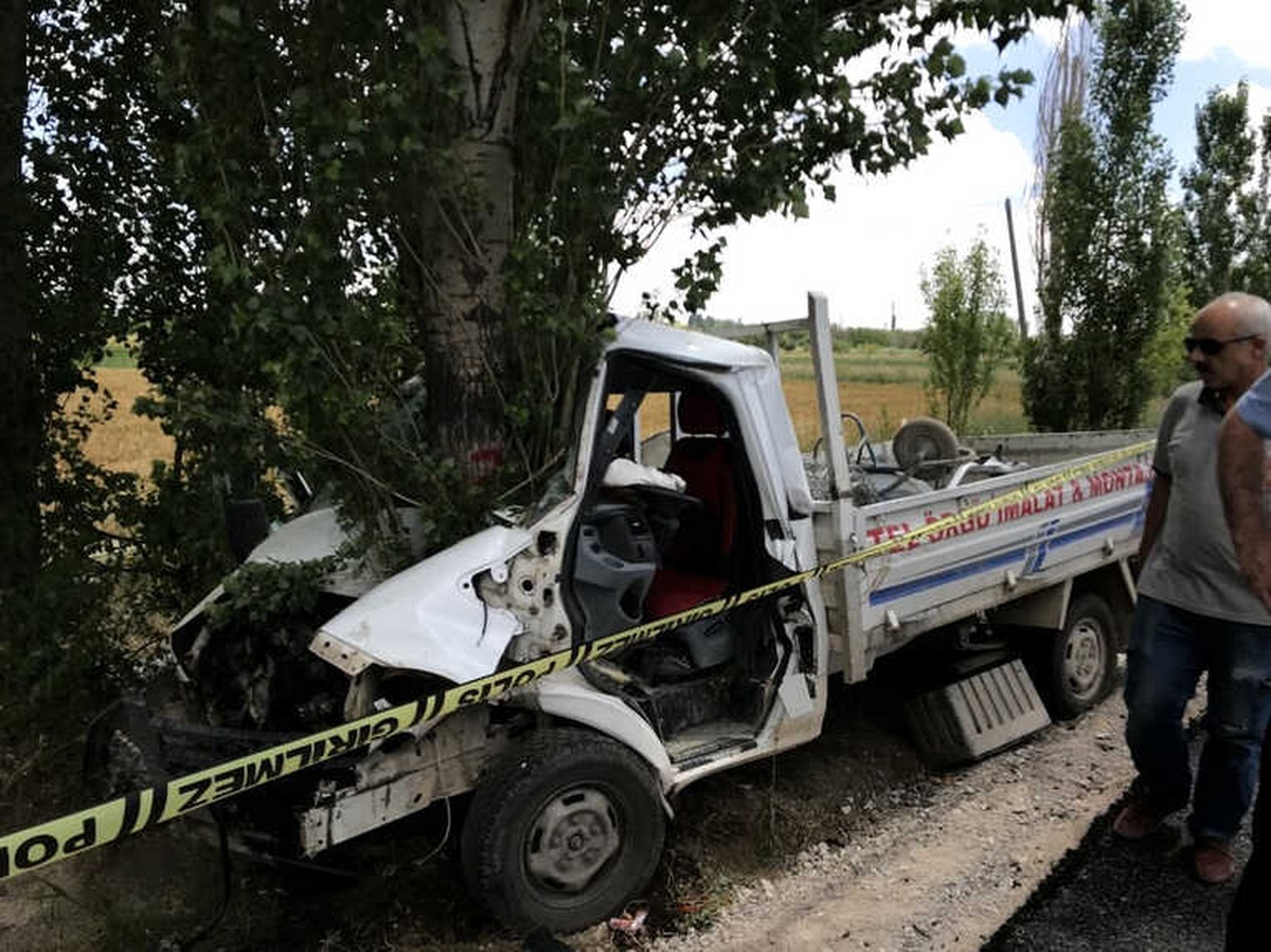 Kamyonet Önce Motosiklete Sonra da Ağaca Çarptı: 1 Ölü, 4 Yaralı