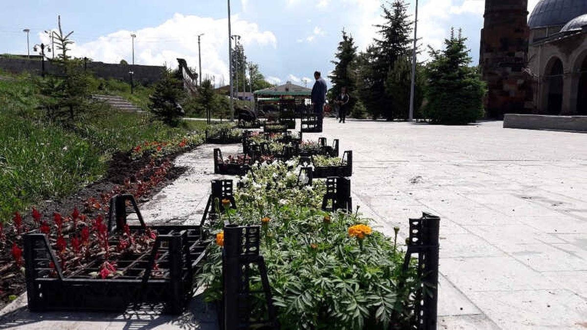 Kars\'ta Tarihi Mekanların Etrafı Çiçek Açtı