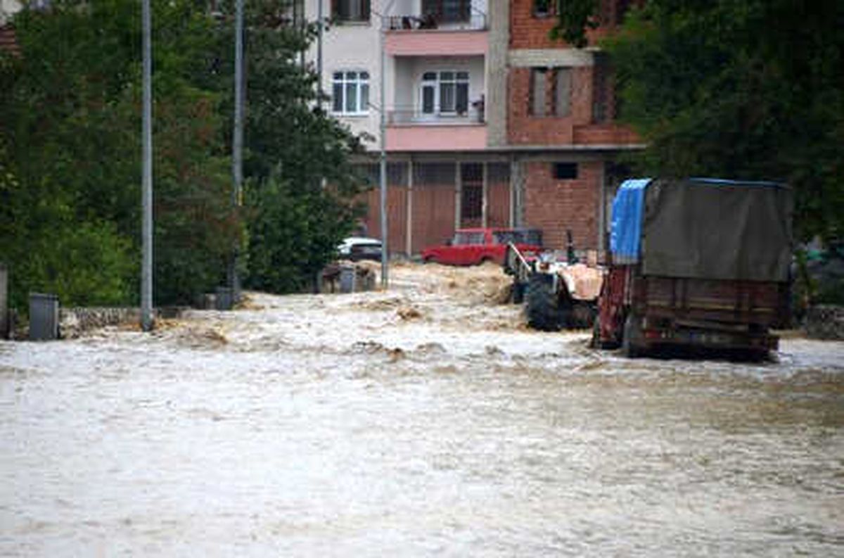 Kastamonu\'da Evleri Su Bastı, Araçlar Sele Kapıldı
