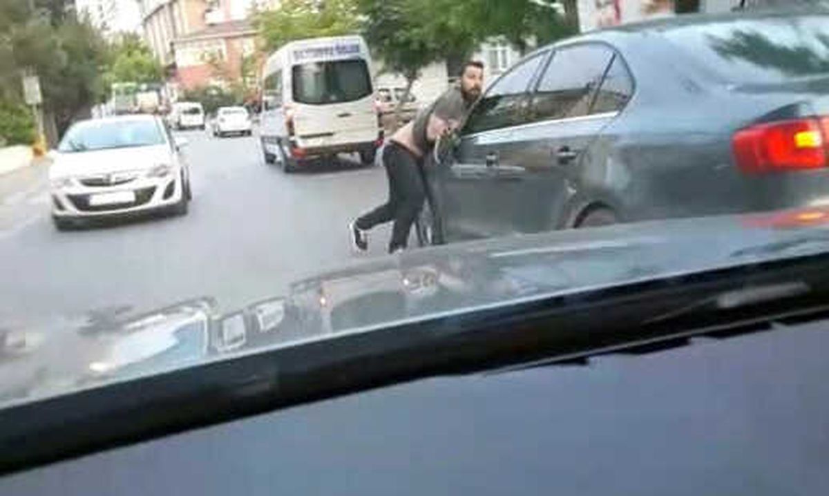Kendisine Çarpan Adam Kaçmaya Başlayınca Araç Üstünde Gitti