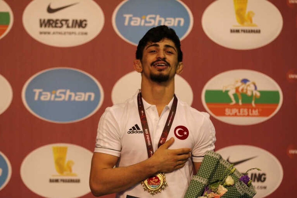 Kerem Kamal\'dan Altın Madalya