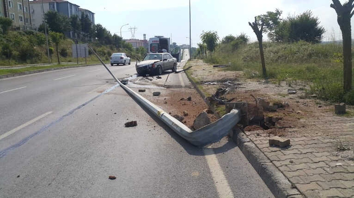 Kontrolden Çıkan Otomobil Elektrik Direğine Çarptı: 1 Yaralı
