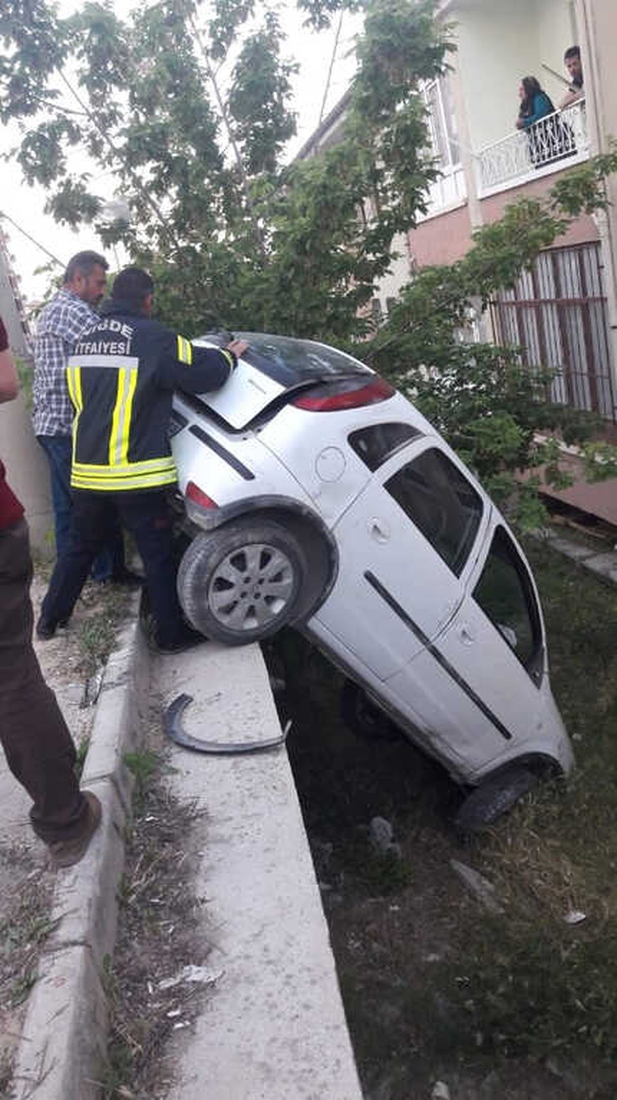 Köpeğe Çarpmamak İçin Manevra Yapan Sürücü Apartman Bahçesine Düştü
