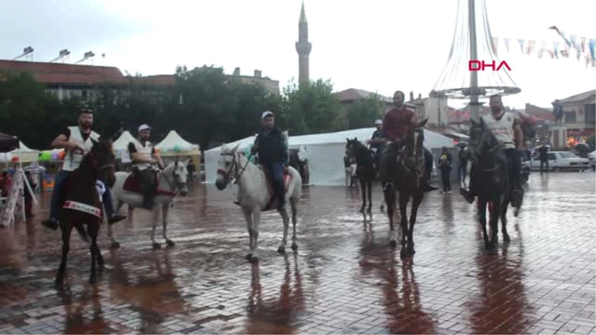 Kütahya Çevre Etkinliğinde Sağanak Bastırınca Protokol, Çadırda Kaldı Hd