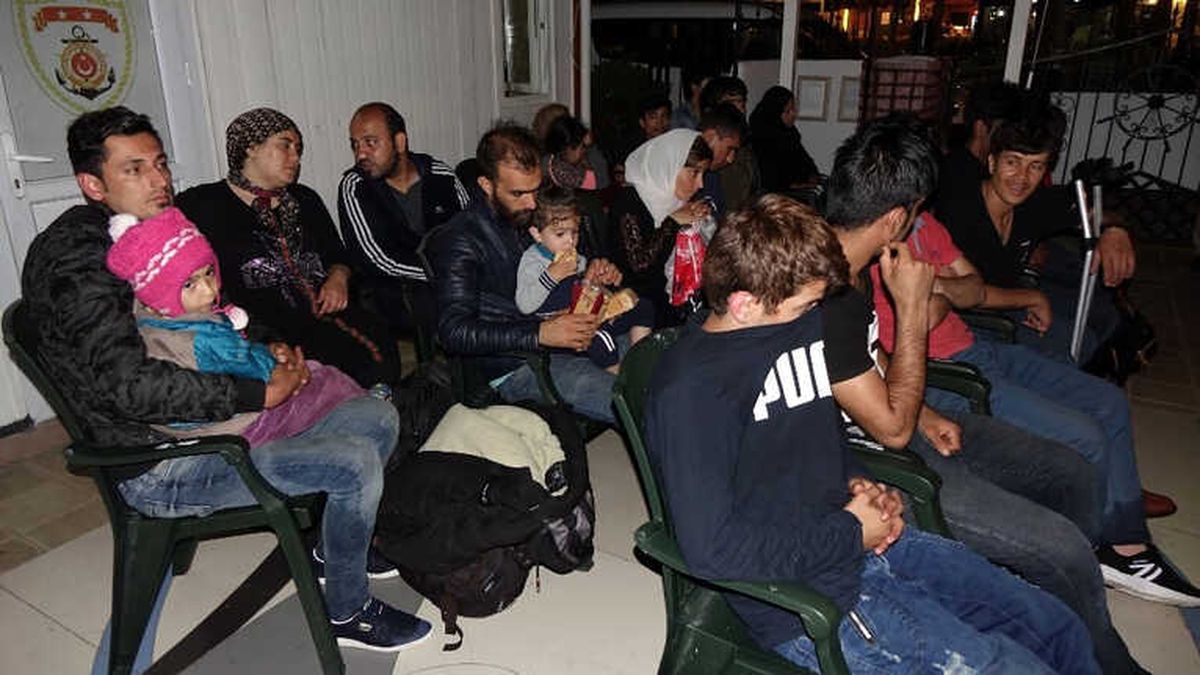 Lastik Botla Midilli Adası\'na Gitmek İsteyen Kaçak Göçmenler Kurtarıldı