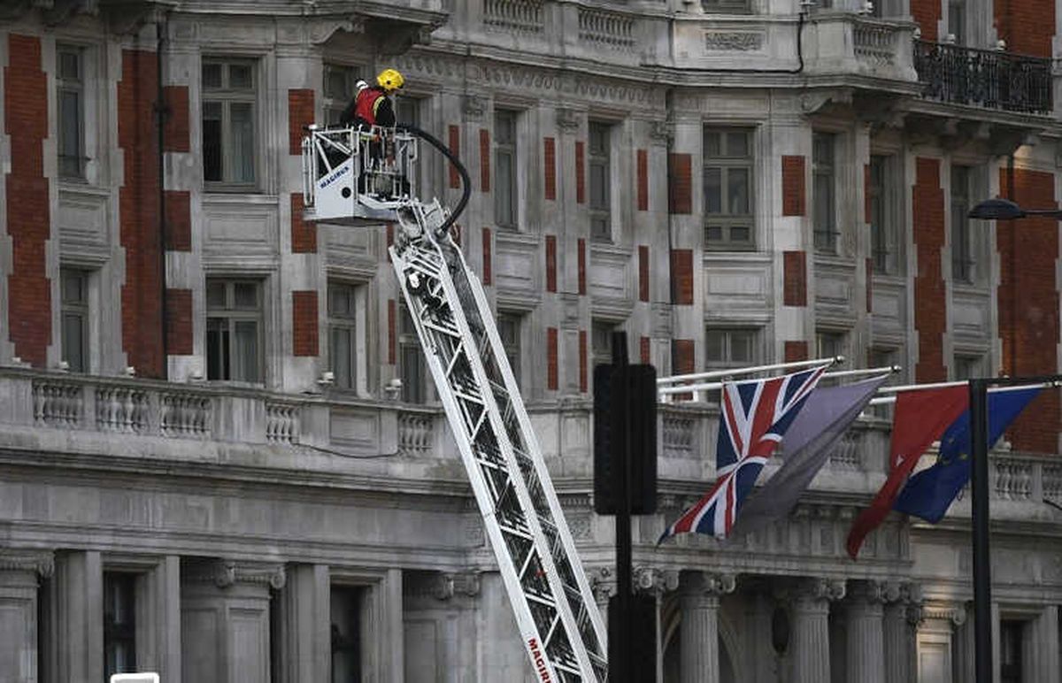 Londra\'da 12 Katlı Otelde Yangın