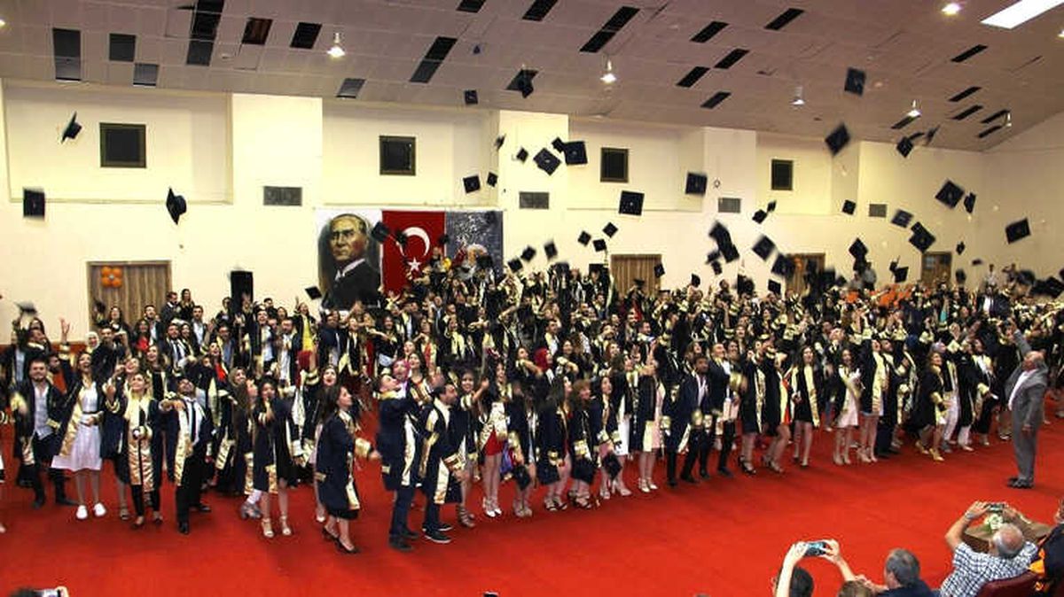 Meü\'de Mezuniyet Heyecanı Sürüyor